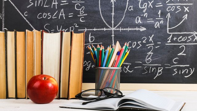 День вчителя 2020 в Україні: привітання у СМС