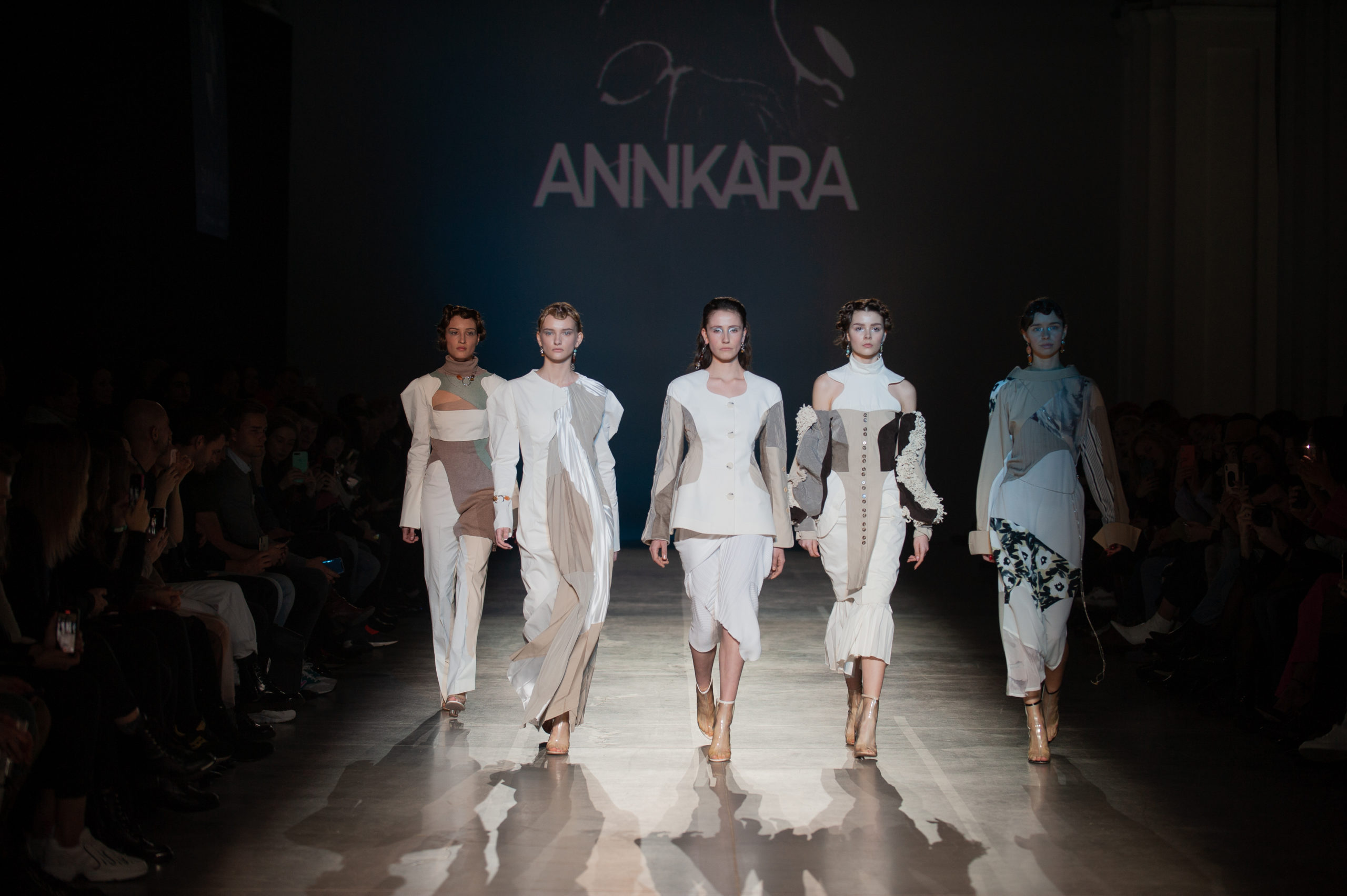 Крапельниці та кров: чим запам’ятався перший день Ukrainian Fashion Week