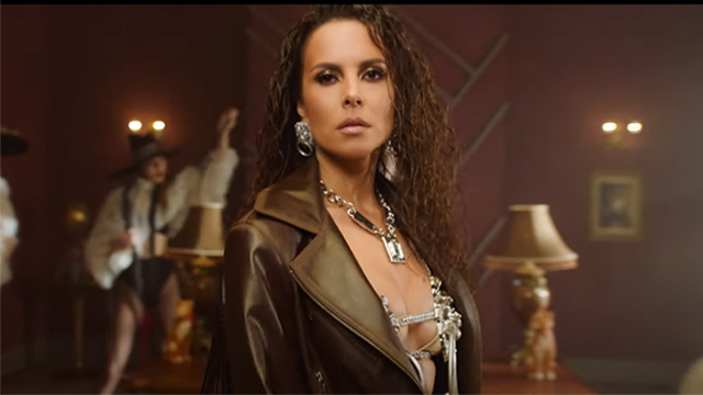 Настя Каменских — A Huevo: премьера клипа