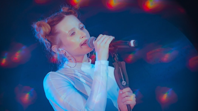 Монеточка зачитала Дудю пісню про Путіна