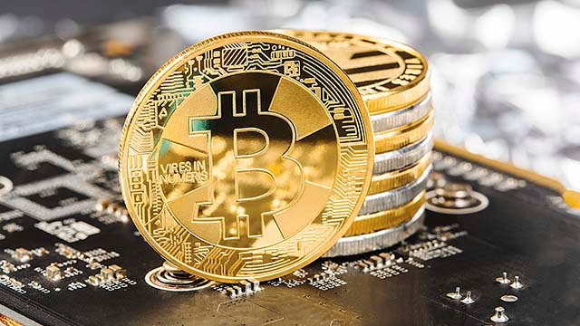 Криптовалюта Bitcoin за сутки упала в цене на 15,5%