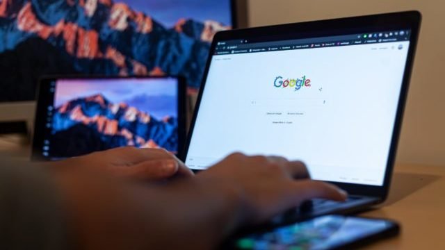 Google поздравил украинцев с Новым годом 2022 интерактивным дудлом