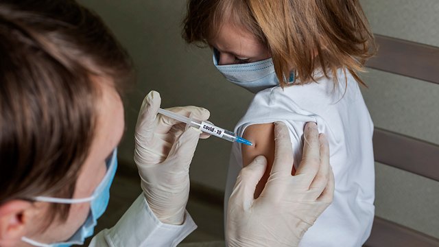 У Великій Британії призупинили випробування вакцини AstraZeneca на дітях