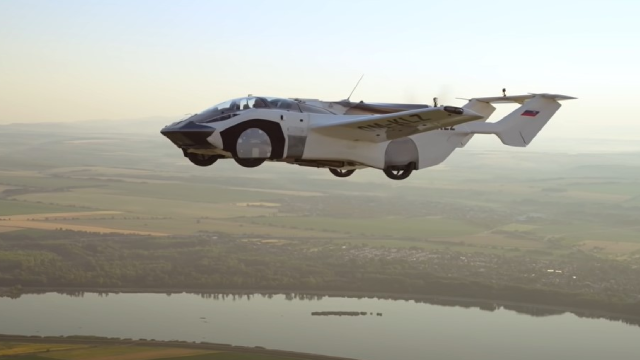 Летючий автомобіль AirCar успішно завершив випробувальний політ (ВІДЕО)