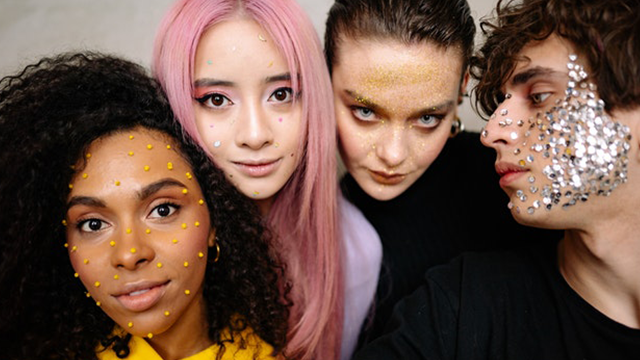 Что такое глиттер и как его использовать в макияже