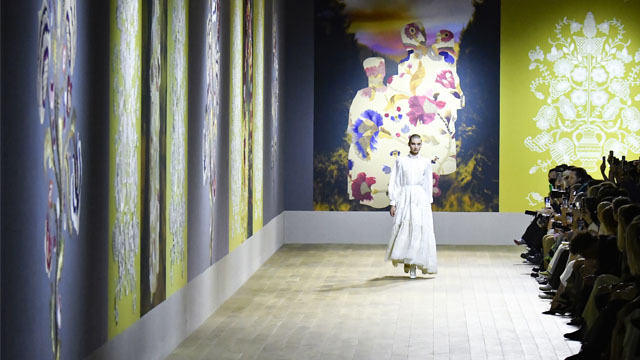 Художниця з України створила декорації для кутюрного показу Dior у Парижі