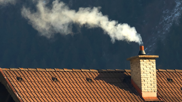 Почему дымит печь и как исправить проблему