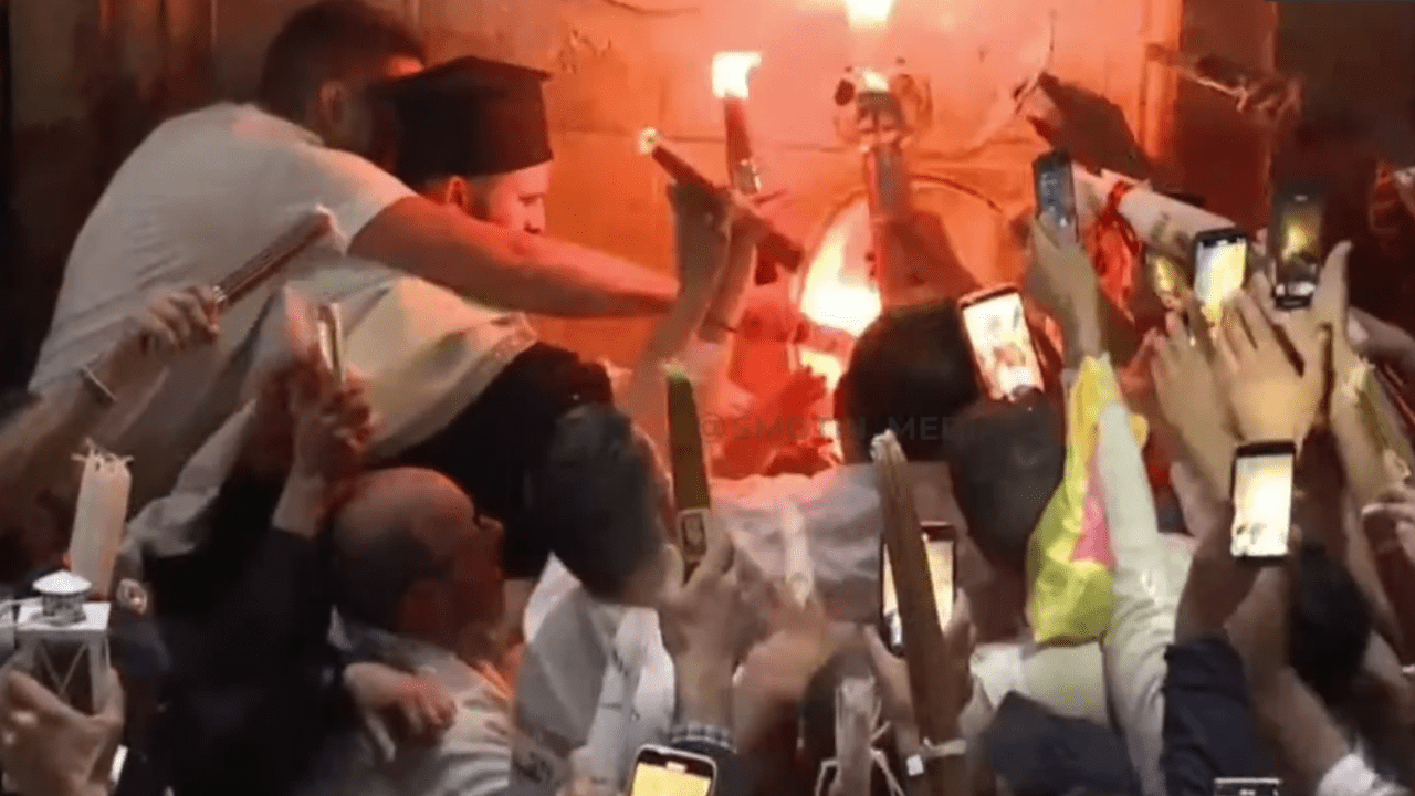 В Иерусалиме взошел Благодатный огонь