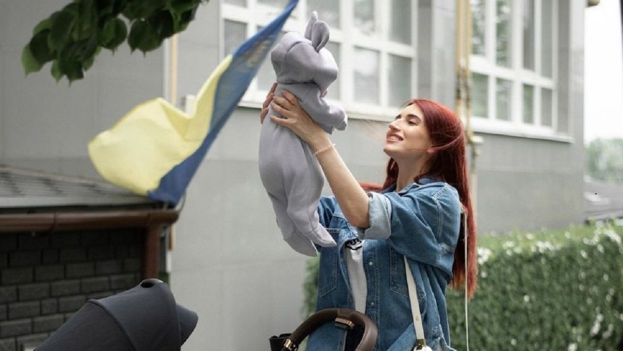 Снайперка Євгенія Емеральд натякнула, що її чоловік хоче забрати дитину