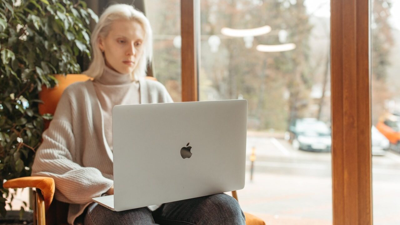 дівчина, MacBook