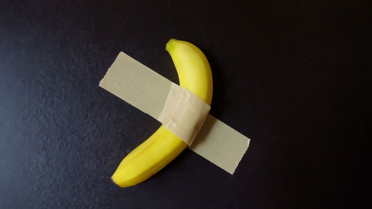 банан зі скотчем продали на аукціоні мистецтва за $5,2 млн