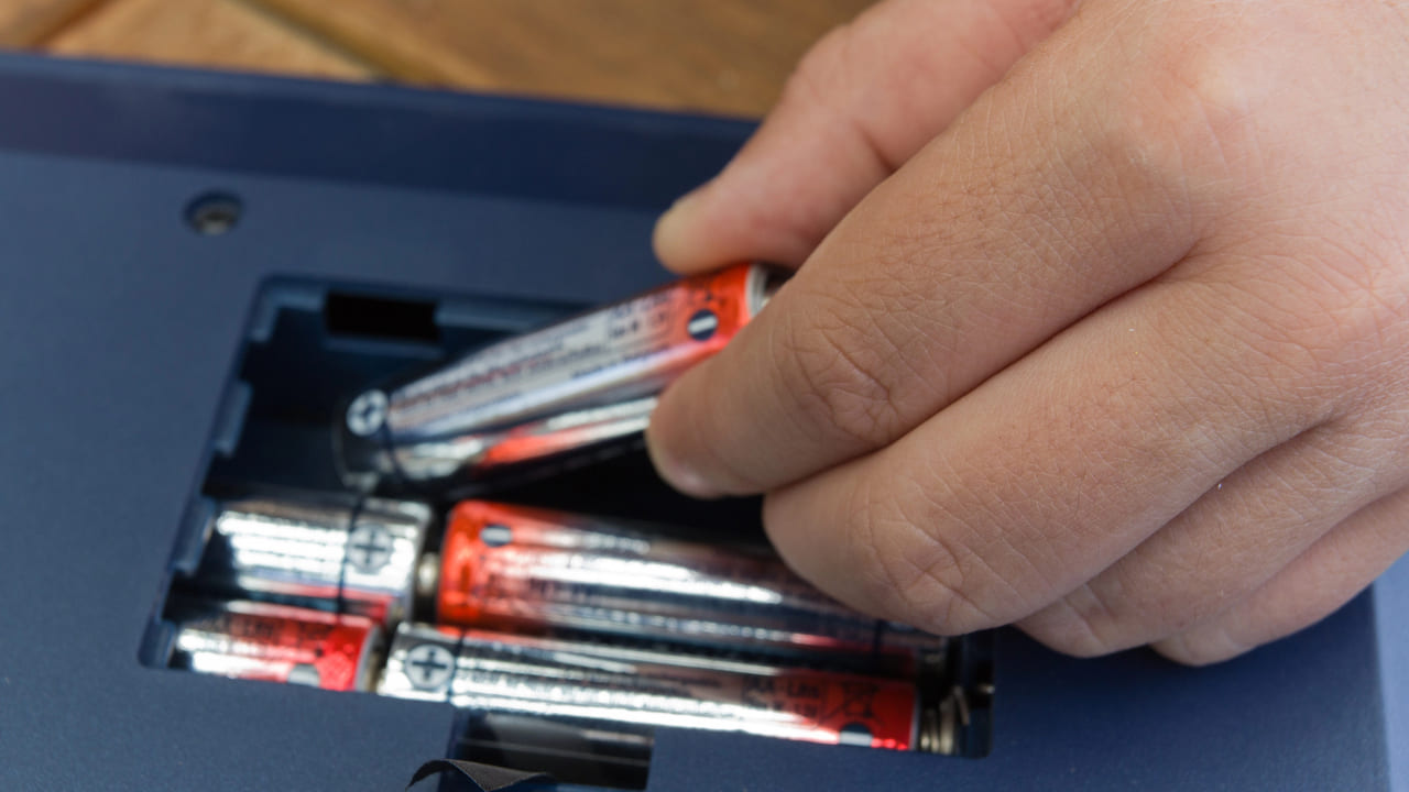 как правильно вставлять батарейки